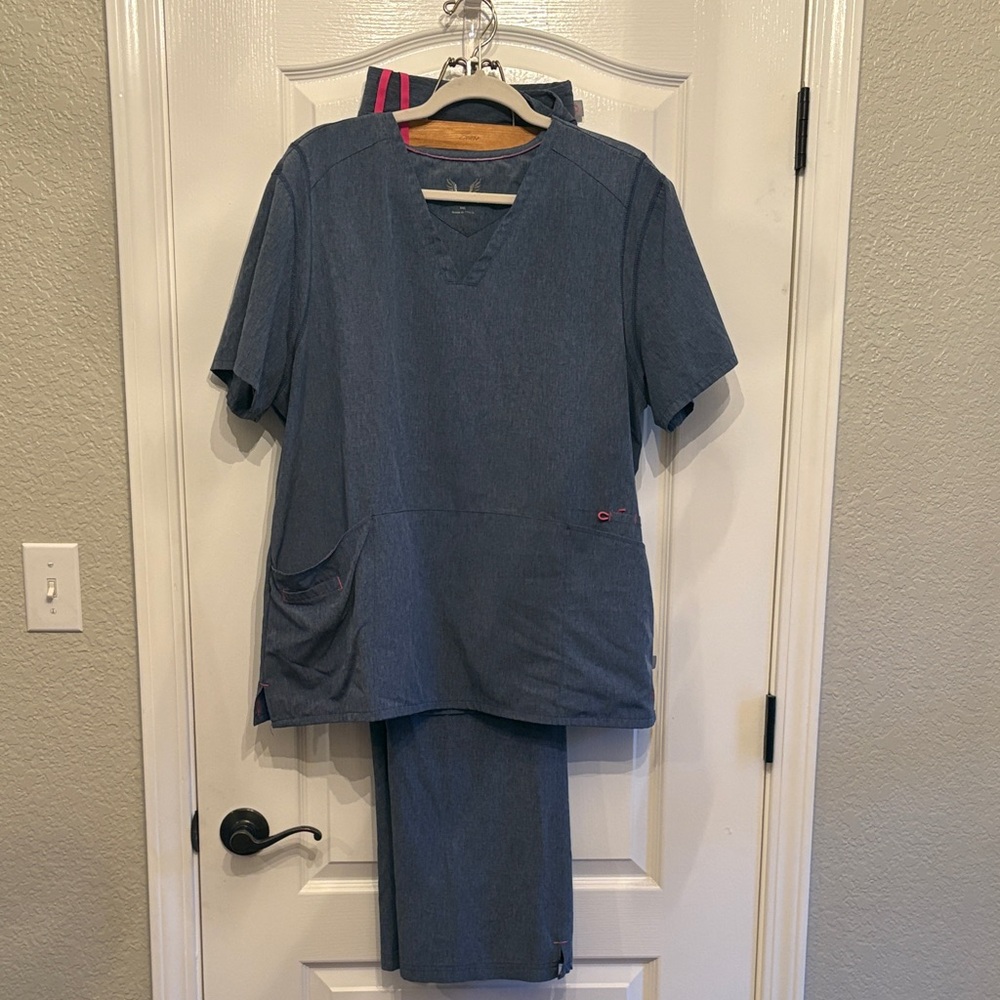 Smitten women’s scrub set 2XL